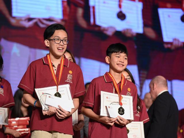 Giáo dục - du học - Đằng sau những suất học bổng và những tấm bằng khen