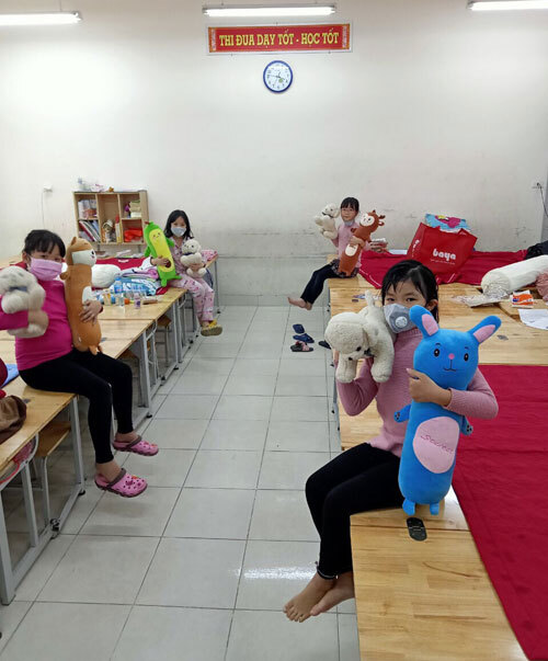 Học sinh trường Tiểu học Xuân Phương ở tại phòng học trong thời gian cách ly tại trường. Ảnh: NTCC