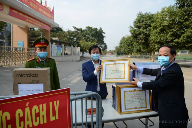 Lãnh đạo Sở GD&amp;ĐT Hà Nội trao giấy khen cho các cá nhân tại trường Tiểu học Xuân Phương. Ảnh: SGDHN.