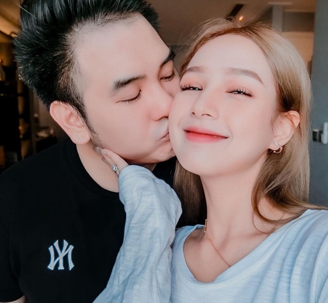 Trúng tiếng sét ái tình khi gặp gỡ trong một sự kiện về game vào cuối năm 2018, cặp đôi chính thức công khai yêu đương sau vài tháng “tán tỉnh”. Xemesis và Xoài non thường xuyên cập nhật những hình ảnh tình cảm, ngọt ngào trên trang cá nhân.&nbsp;

