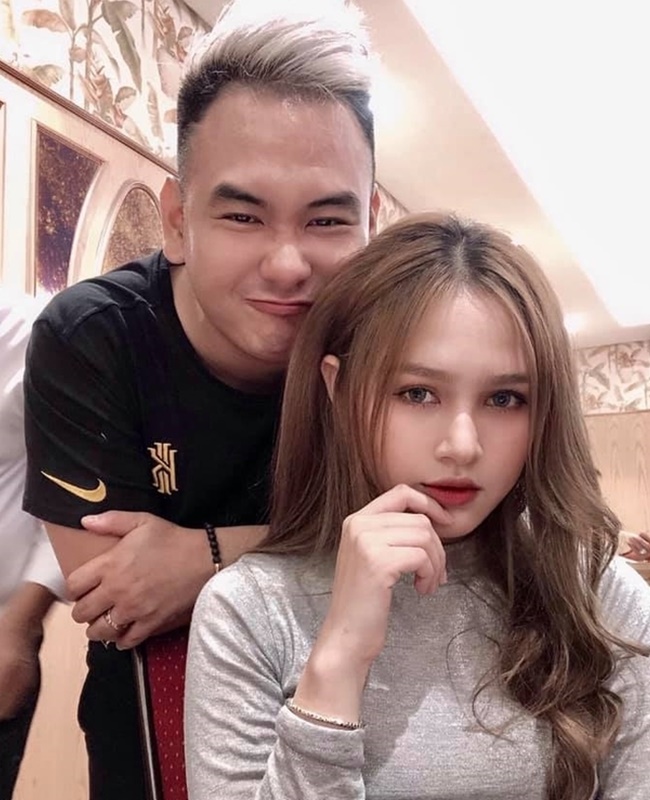 Thời điểm công khai yêu đương, chuyện tình “chú yêu cháu” của cặp đôi vấp phải vô số phản ứng trái chiều từ cư dân mạng. Một mặt,&nbsp; Xoài non là phiên bản “em chưa 18” còn Xemesis đã gần 30 tuổi, một sự chênh lệch tuổi tác quá lớn. Mặt khác, Xemesis xuất thân là công tử nhà giàu có, là streamer giàu nhất Việt Nam, còn Xoài non đã bỏ học từ năm 16 tuổi để theo đuổi đam mê nghệ thuật và kiếm tiền
