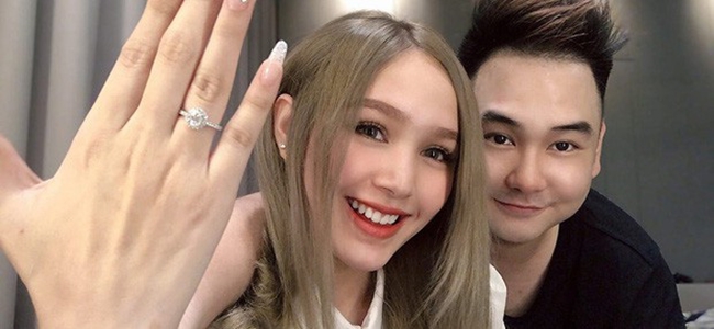 Trước đó, Xoài Non từng khoe nhẫn cầu hôn kim cương giá trị, và khoảnh khắc hạnh phúc bên chồng tương lai.
