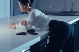 Mặc kín như bưng nhưng ai cũng trầm trồ vì hông chữ S quá gợi cảm của Diễm My 9X