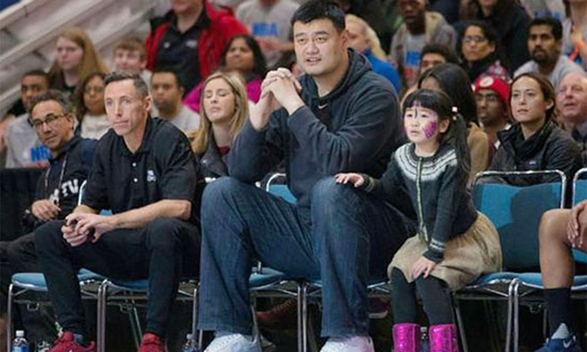 Yao Ming xem bóng rổ cùng con gái khi cô bé lên 6 tuổi