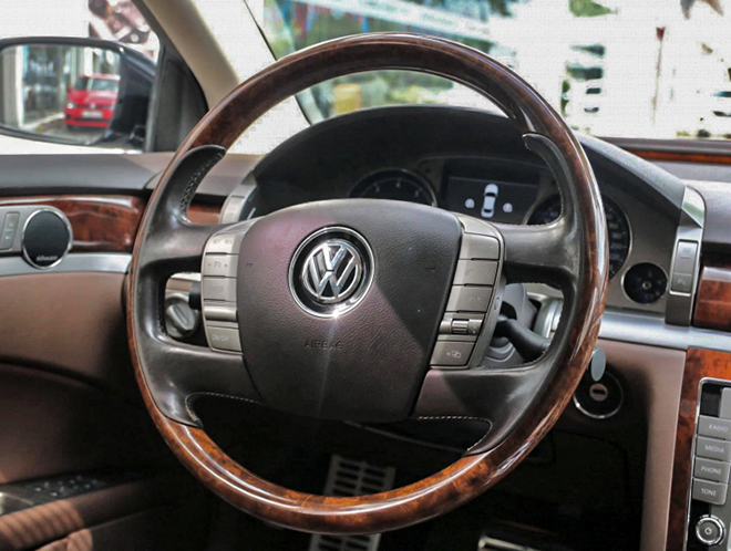 Hàng hiếm Volkswagen Phaeton rao bán chưa đến 1 tỷ đồng tại Việt Nam - 9