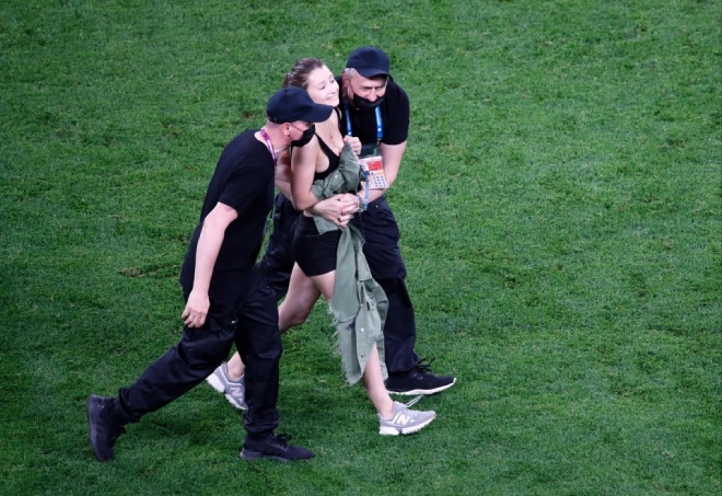 Fan nữ mặc hở, suýt lộ &#34;vòng 1&#34; làm loạn trận Phần Lan - Bỉ ở EURO 2020 - 5