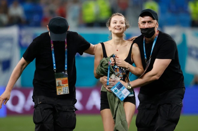 Fan nữ mặc hở, suýt lộ &#34;vòng 1&#34; làm loạn trận Phần Lan - Bỉ ở EURO 2020 - 4