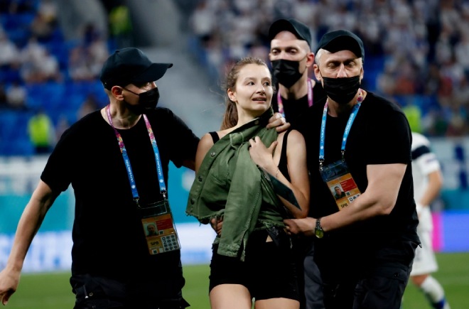 Fan nữ mặc hở, suýt lộ &#34;vòng 1&#34; làm loạn trận Phần Lan - Bỉ ở EURO 2020 - 6