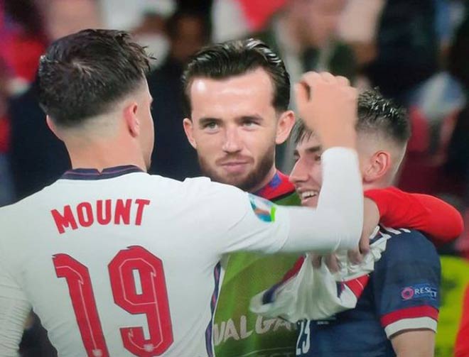 Mount và Chiwell tiếp xúc gần với Gilmour (vừa mắc Covid-19) nên bộ đôi "Tam Sư" đã bị cách ly khẩn cấp