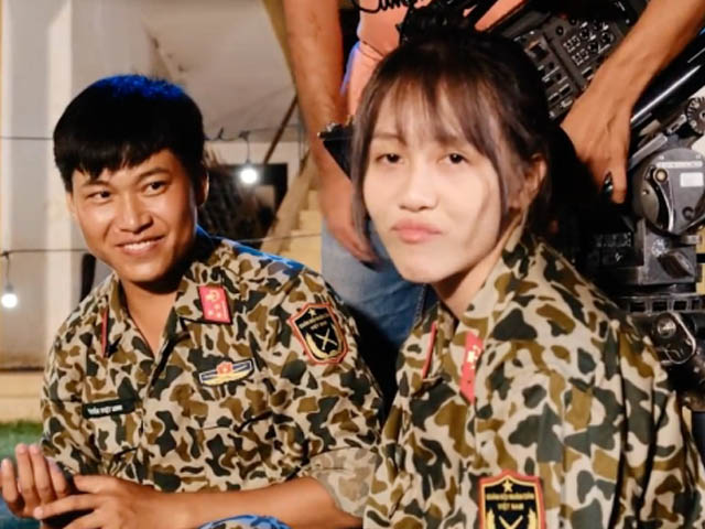 Ca nhạc - MTV - Hậu Hoàng quá ngọt ngào bên Mũi trưởng Long khiến dân mạng "phát sốt"