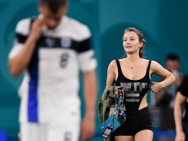 Bóng đá - Fan nữ mặc hở, suýt lộ "vòng 1" làm loạn trận Phần Lan - Bỉ ở EURO 2020