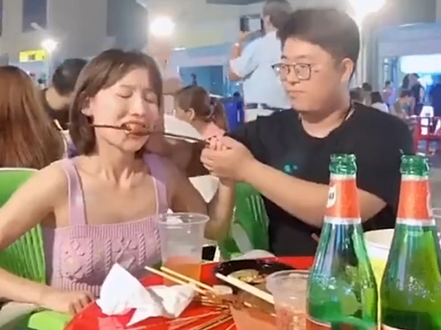 Cười 24H - Hậu quả của chàng trai khi có cô bạn gái quá "mạnh mẽ"