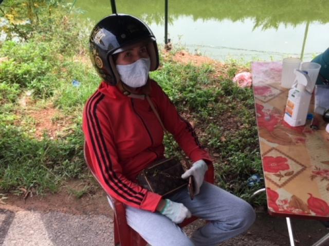 Tin tức trong ngày - Nữ shipper "náo loạn" chốt kiểm dịch, cầm gạch đánh cán bộ