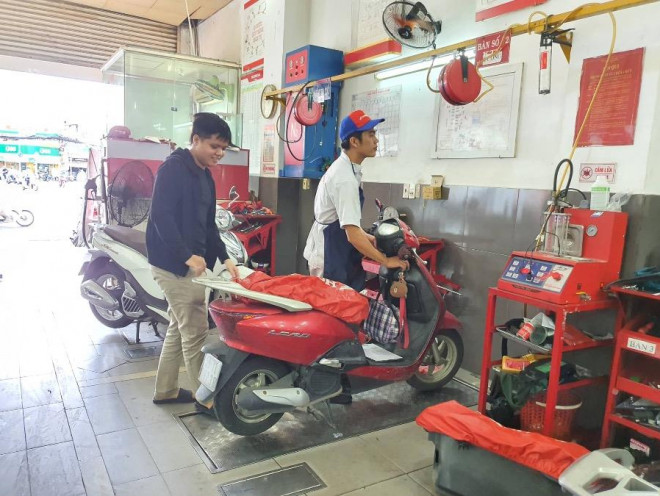 Một số chủ xe để xe máy lâu không di chuyển, tới lúc cần thì đề máy không nổ. Ảnh: TN