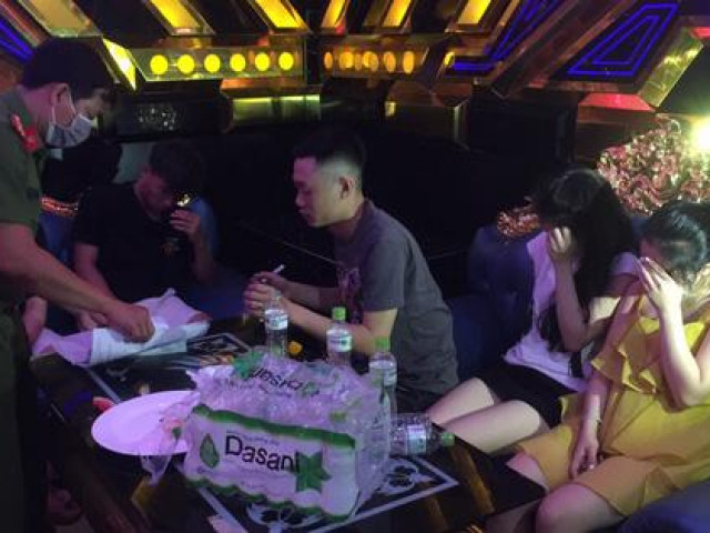 Pháp luật - 35 nam nữ bay lắc trong quán karaoke, có cả học sinh