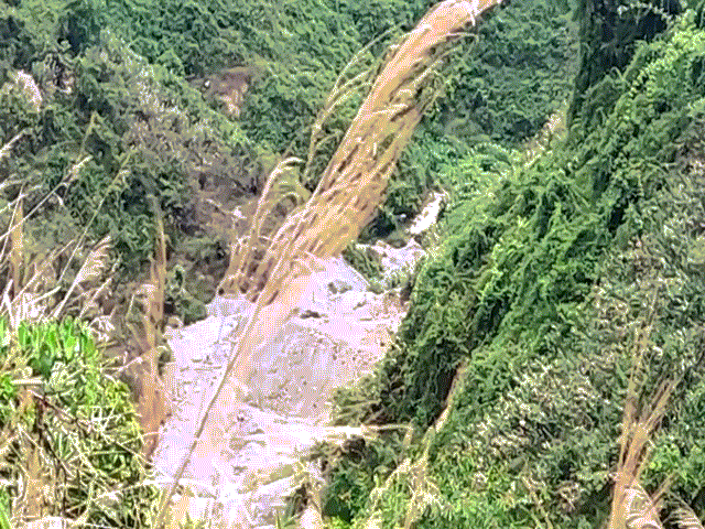 Tin tức trong ngày - CLIP: Nổ mìn đánh sập 75 hầm vàng trong Vườn Quốc gia Sông Thanh