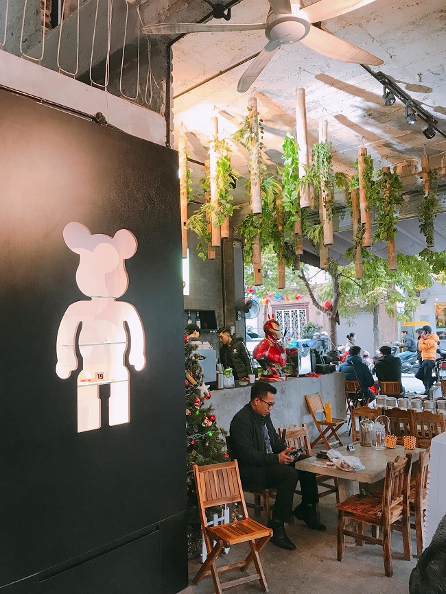 Đây là quán cà phê mô hình đầu tiên tại Hà Nội, không chỉ tạo ra sân chơi cho những người cùng đam mê mà còn mang đến cho khách hàng nhiều trải nghiệm mới mẻ.

