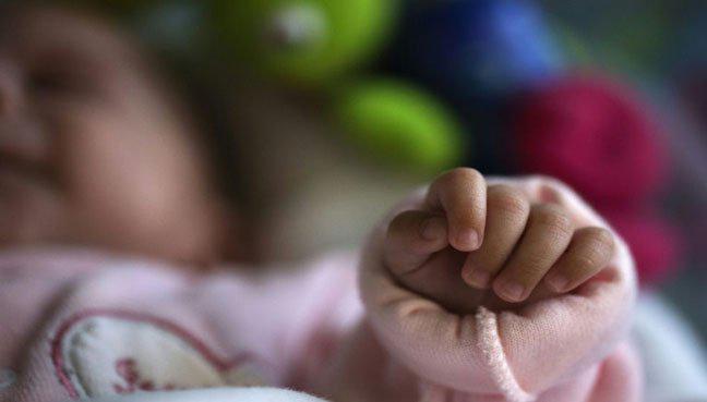 Bố mẹ bé trai 10 tháng tuổi yên tâm giao con cho bảo mẫu, không ngờ đó lại là người khiến cậu bé qua đời tức tưởi. Ảnh minh họa