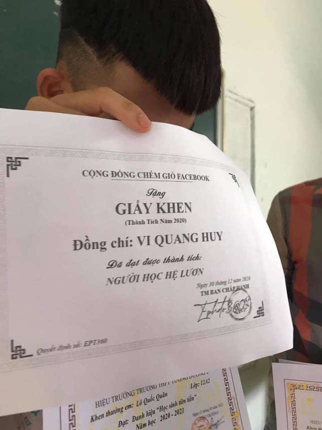 Hớn hở lên nhận giấy khen nhưng "cột sống" Gen Z chưa bao giờ là ổn! (Ảnh: Mạc Lâm)