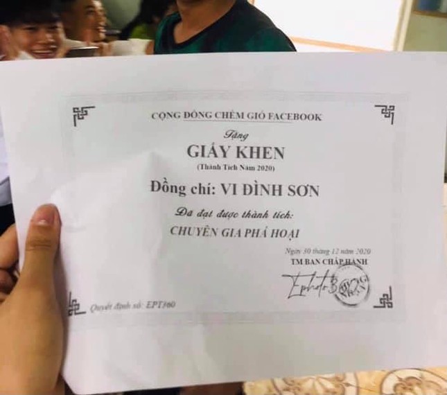 Nhận được "giấy khen" như này cũng không biết nên vui hay nên buồn. (Ảnh: Mạc Lâm)