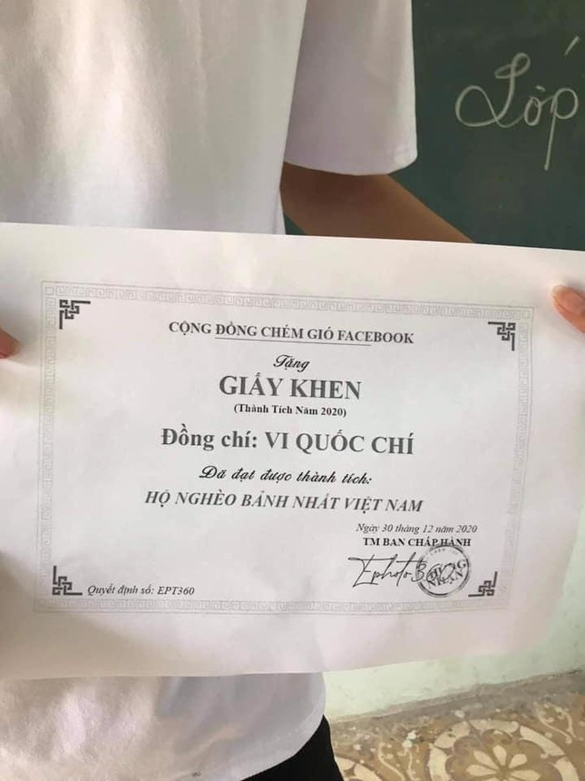 Tấm giấy khen "bá đạo" nhất trường. (Ảnh: Mạc Lâm)