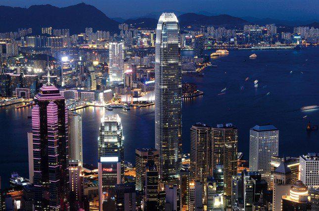 Tòa nhà Two International Finance Centre (ở giữa), tòa nhà chọc trời cao thứ hai của Hong Kong (Trung Quốc) của gia đình Lee.&nbsp;