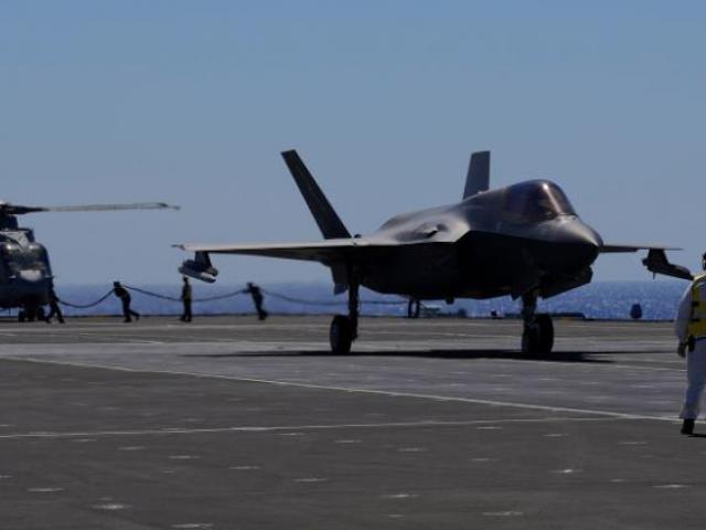 Thế giới - Lần đầu tiên chiến đấu cơ Mỹ tham chiến từ chiến hạm nước ngoài sau gần 80 năm