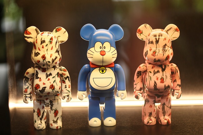 Trong ảnh là Bearbrick (còn được biết dưới dạng logo Be@rbrick) là món đồ chơi hình gấu mô hình không còn xa lạ với giới trẻ và tín đồ thời trang streetwear.
