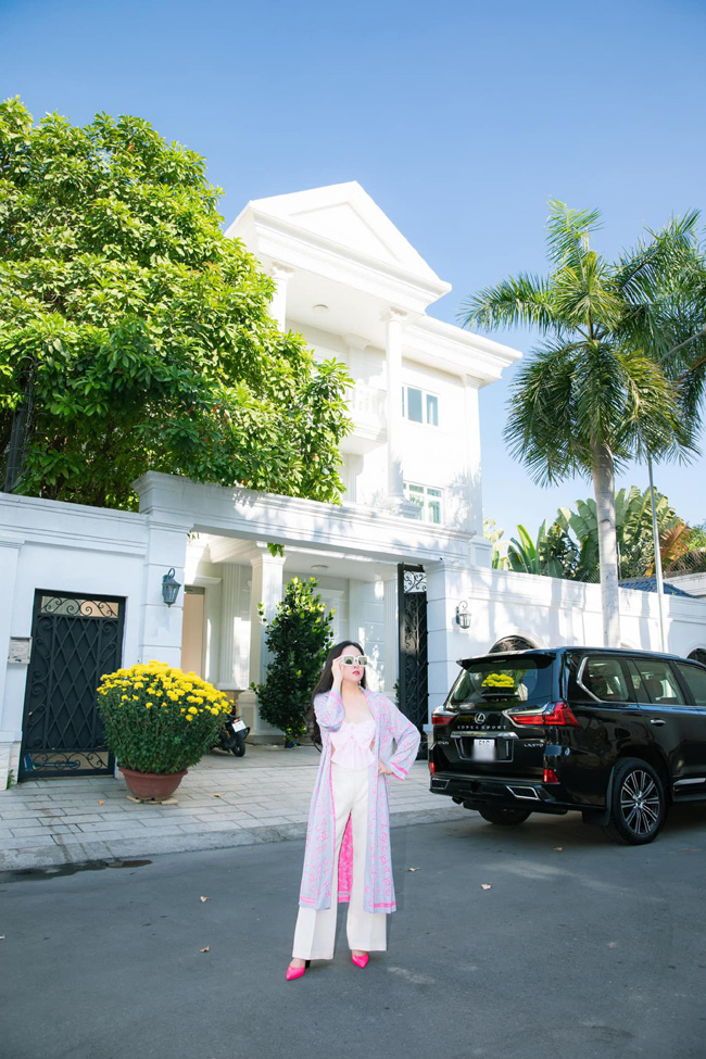 Doanh nhân Phượng Chanel sở hữu nhiều bất động sản, nhiều&nbsp;công ty giải trí và là người gây dựng&nbsp;nên&nbsp;tập đoàn resort và bất động sản Linh Phượng.
