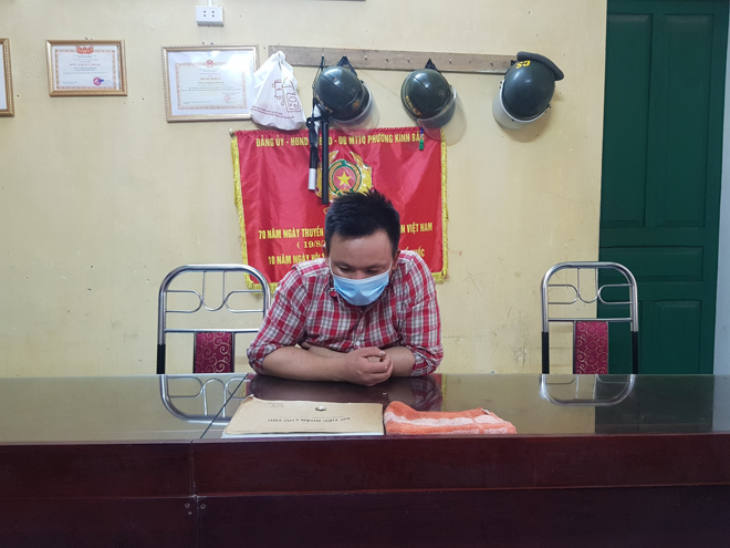 Nguyễn Văn Quý tại trụ sở công an sau khi có hành vi gây rối tại chốt kiểm dịch COVID-19.
