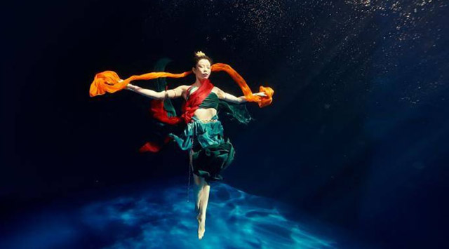 Cô gái với điệu múa dưới nước làm khuấy động người dân Trung Quốc - 3
