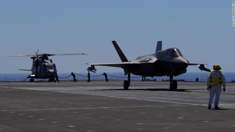 Tiêm kích F-35B cất cánh từ tàu sân bay HMS Elizabeth.