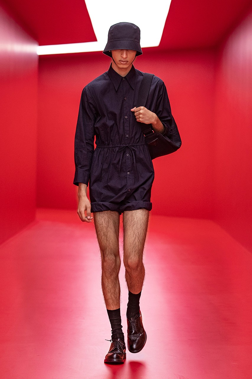 Prada lăng xê trang phục nam mùa hè phi giới tính - 1