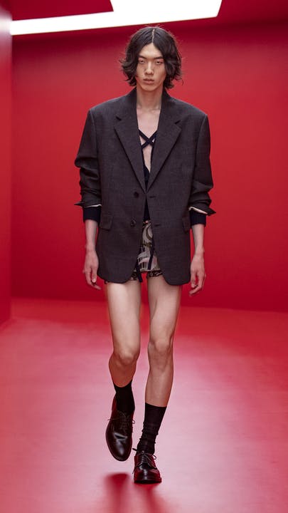Prada lăng xê trang phục nam mùa hè phi giới tính - 4