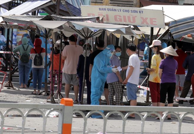 Ngành y tế tổ chức lấy mẫu xét nghiệm tại chợ Sơn Kỳ, quận Tân Phú