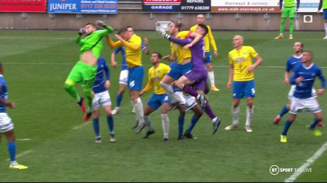 Thủ môn Brazil ghi bàn phút bù giờ như Alisson ở trận đấu siêu kịch tính - 2