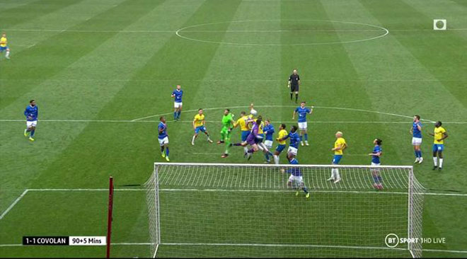 Bàn gỡ hòa bất ngờ và đẹp mắt của thủ thành Lucas Tovolan cho Torquay United cuối trận gặp Hartlepool United