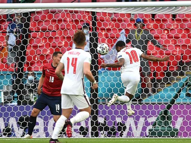 Sterling ghi bàn từ cú tạt bóng của Grealish