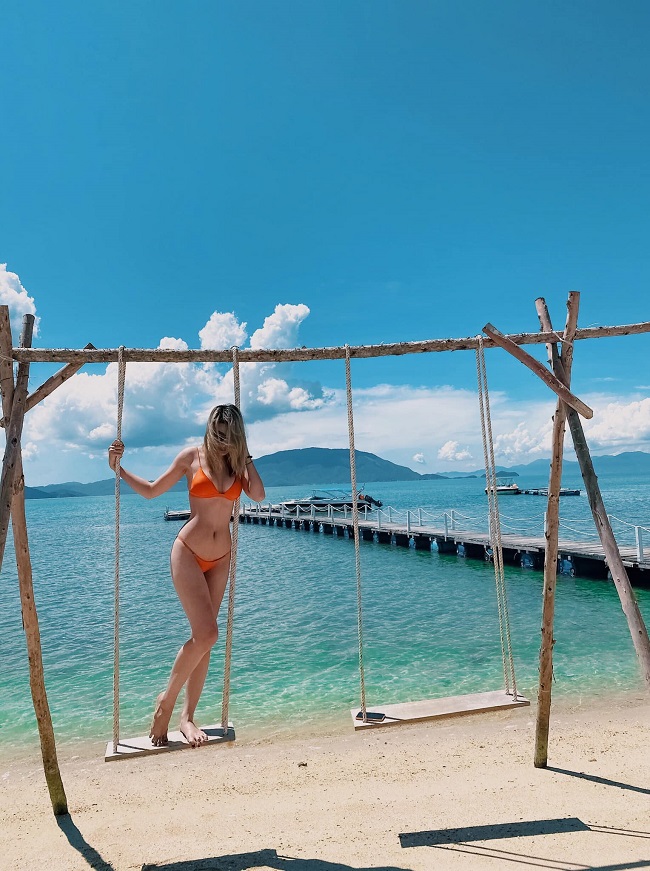 Người đẹp khoe ba vòng nóng bỏng trong bộ bikini nổi bật.
