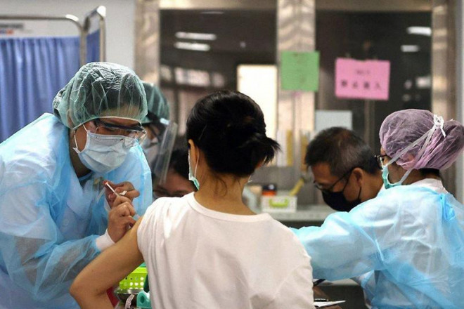 Người dân Đài Loan tiêm vaccine ngừa COVID-19 tại một trung tâm tiêm chủng y tế tại TP Đài Bắc ngày 2-6. Ảnh: REUTERS
