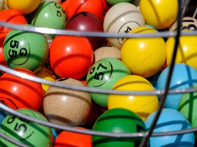 Bạn trẻ - Cuộc sống - Trúng xổ số hơn trăm tỷ nhưng chia cho vợ quá ít, người đàn ông bị "ném đá" dữ dội