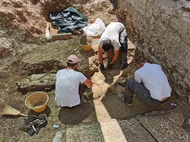 Các nhà khảo cổ đang khai quật một số bình khổng lồ - Ảnh: Kantharos