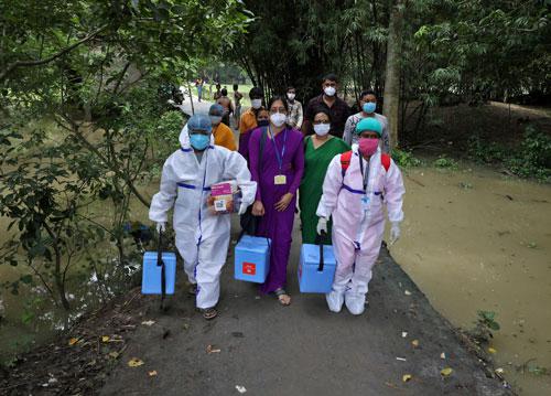 Nhân viên y tế tham gia chiến dịch tiêm vắc-xin Covid-19 tại bang Tây Bengal - Ấn Độ hôm 21-6 Ảnh: REUTERS