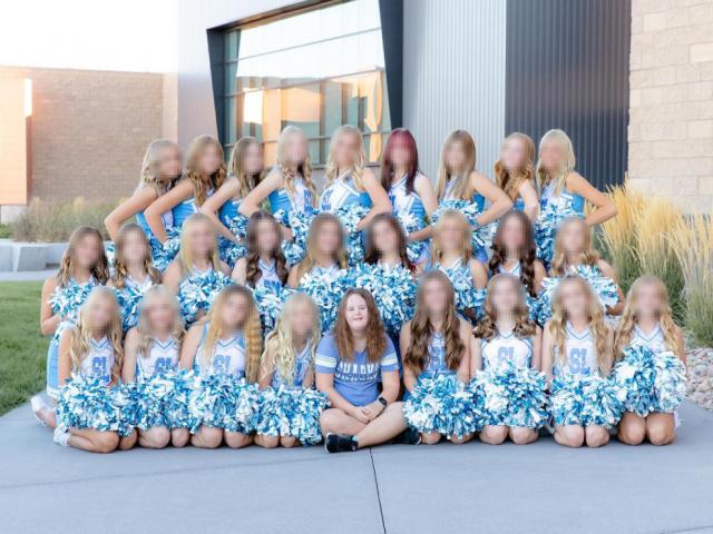 Giáo dục - du học - Gia đình bất bình chuyện nữ sinh mắc hội chứng Down bị xoá khỏi ảnh kỷ yếu, nhà trường lên tiếng giải thích do "sai sót""