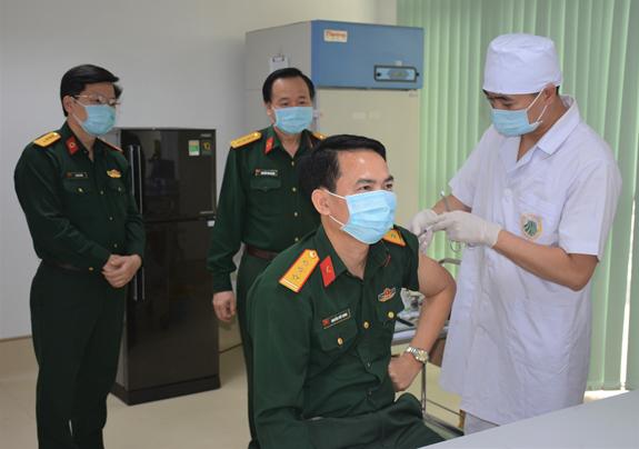 Viện Y học Dự phòng Quân đội (Cục Quân y, Tổng cục Hậu cần) tiêm vắc-xin Covid-19 cho đội ngũ cán bộ - Ảnh: CHIẾN VĂN