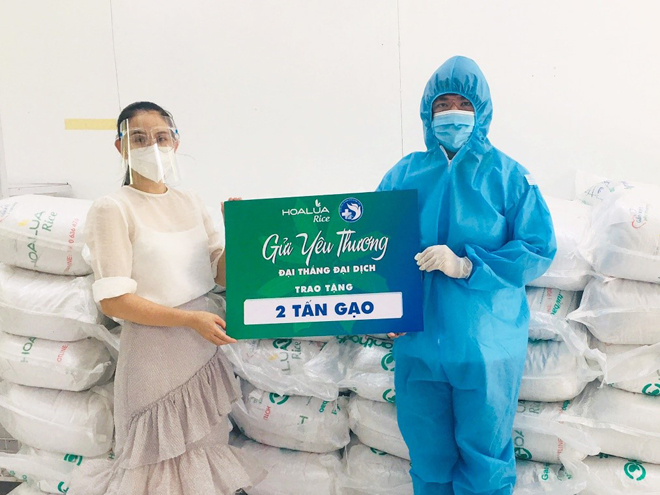 Đại diện Gạo Hoa Lúa gửi tặng 2 tấn gạo cho Chị Vân – Trợ lý của Hội Thầy Thuốc Trẻ Tp. Hồ Chí Minh – HYPA