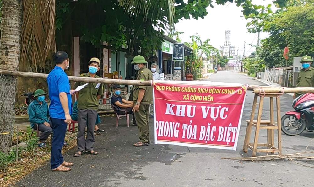 Lực lượng chức năng lập chốt kiểm soát tại xã Cộng Hiền (Vĩnh Bảo, Hải Phòng).
