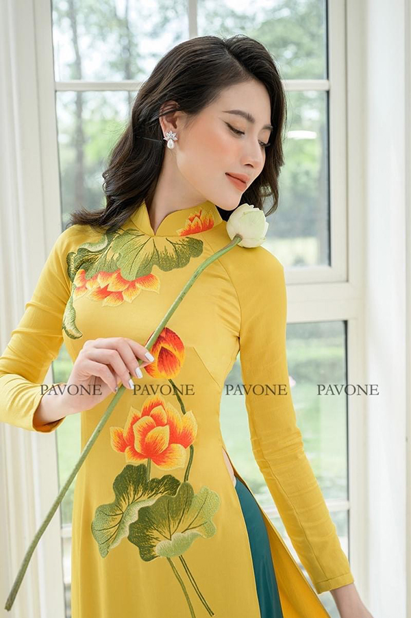 Mẫu áo dài vàng hoa sen