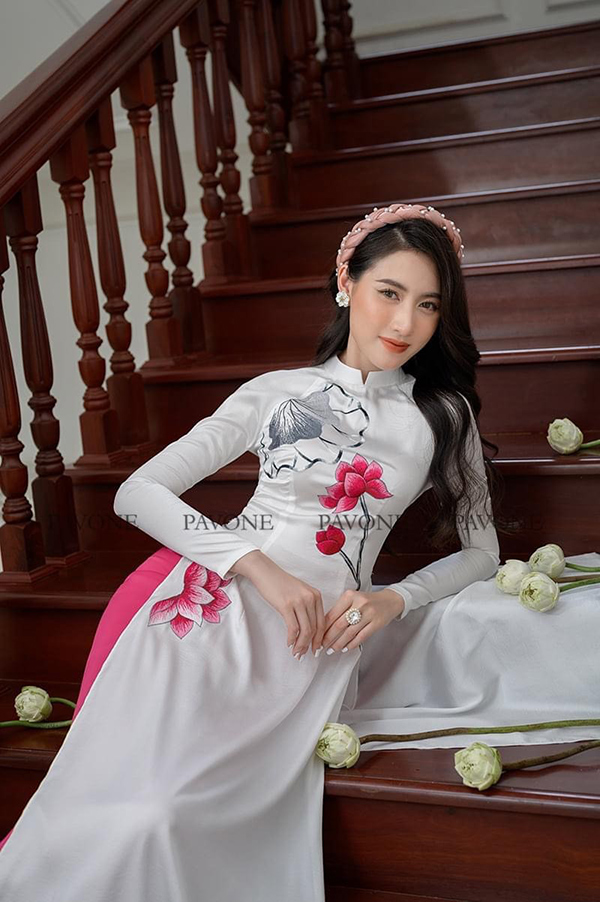 Mẫu áo dài trắng trang nhã