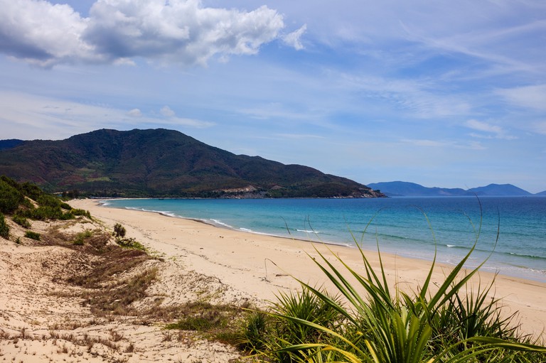 Những bãi biển tuyệt đẹp ở Việt Nam phù hợp với những người mê lướt sóng - 3